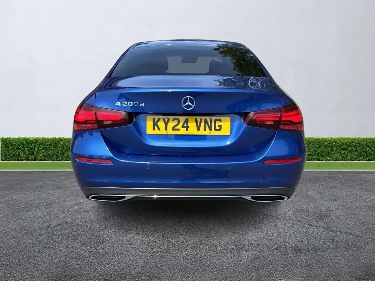 Używany Mercedes A200 Executive 150 KM (110 kW) 2024 Niebieski Sedan/Limuzyna