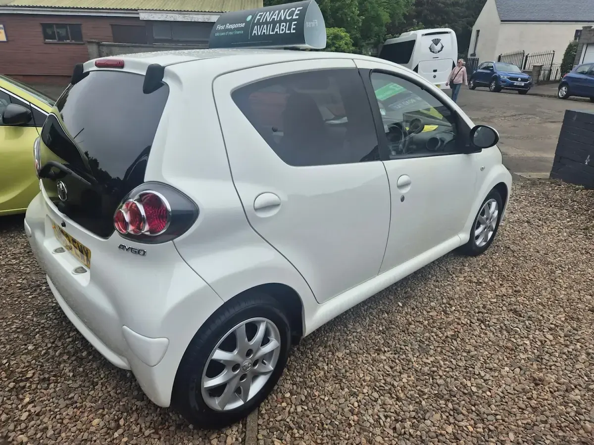 Used Toyota Aygo 68 HP (50 kW) 2013 White Hatchback