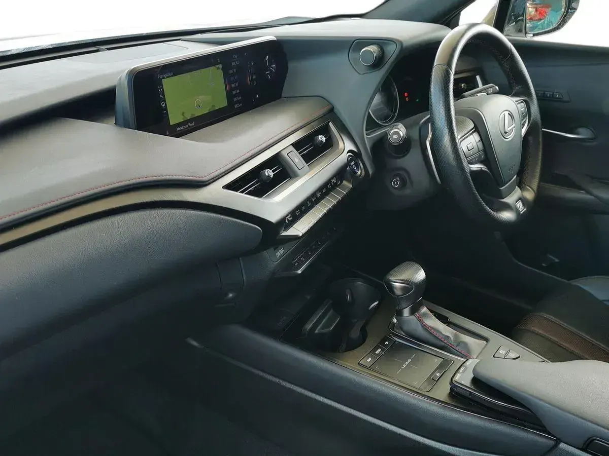 Used Lexus UX E-FOUR 184 HP (135 kW) 2021 White SUV