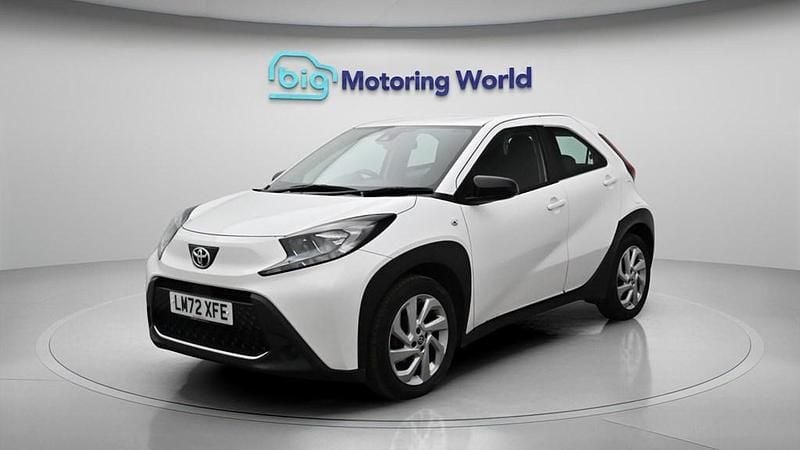 Used Toyota Aygo X PURE 72 HP (52 kW) 2022 White SUV