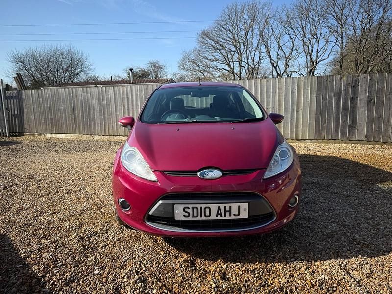 Second-hand Ford Fiesta Zetec 2010 Roșu Hatchback