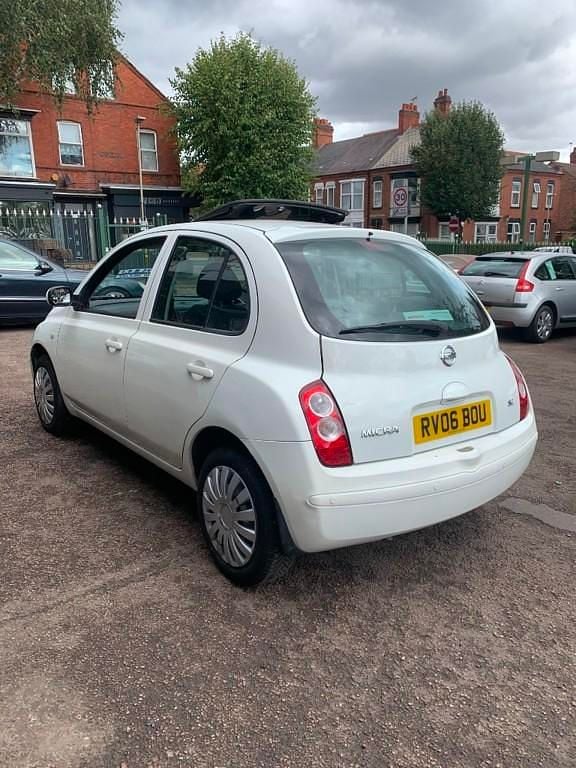 Usado Nissan Micra SE 88 HP (64 kW) 2006 Branco Citadino