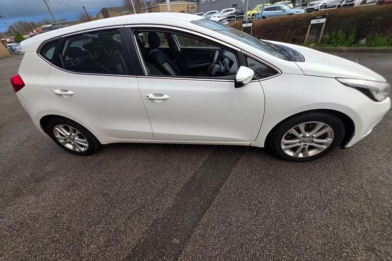 Used Kia Ceed 126 HP (92 kW) 2015 White Hatchback