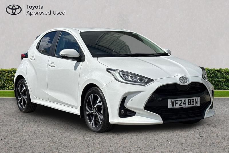 Used Toyota Yaris Hybrid Design 116 HP (85 kW) 2024 Pure white Hatchback