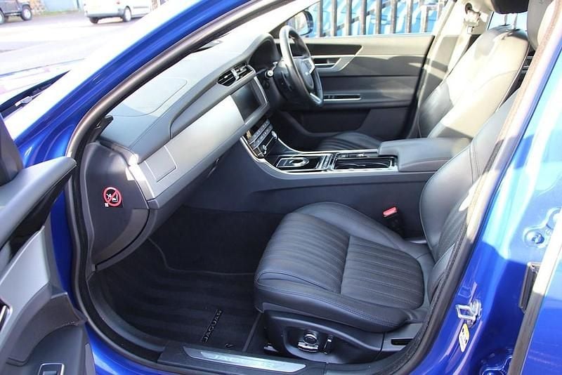Used Jaguar XF Sportbrake Portfolio 250 HP (183 kW) 2019 Blue Estate
