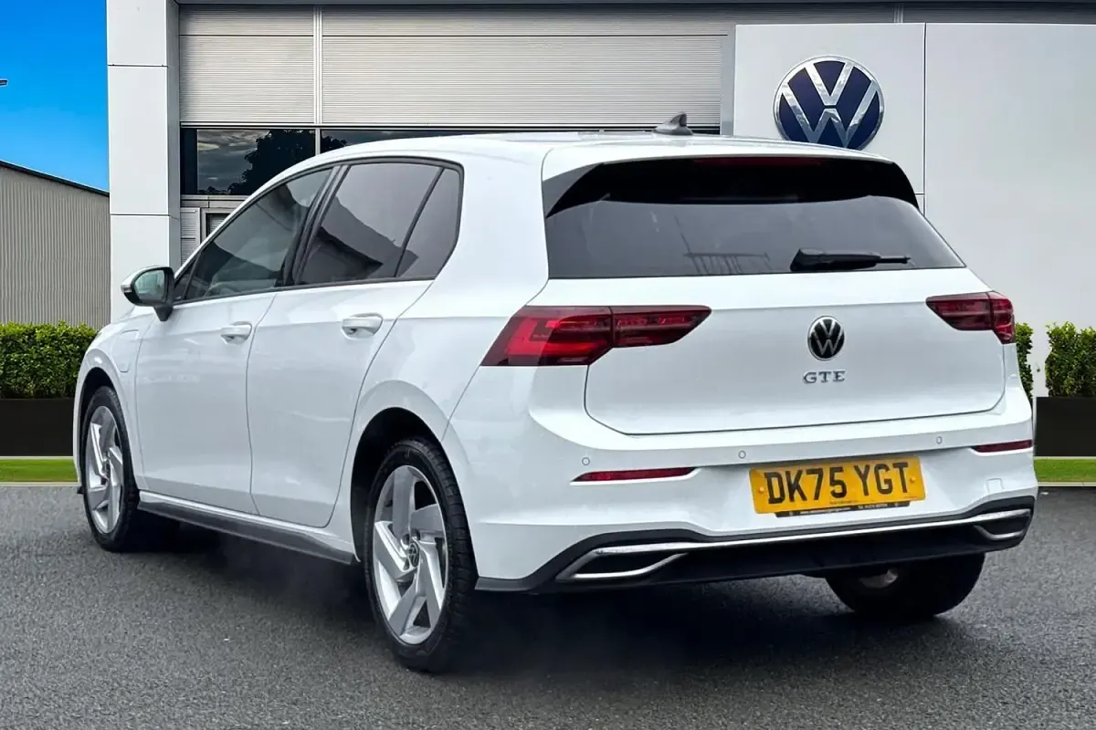 Begagnad VW Golf VIII GTE 245 HK (180 kW) 2025 Vit Halvkombi