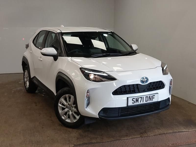 White Used 2022 Toyota Yaris Hybrid Estate | £18,698 (Good price) - Image 1/4