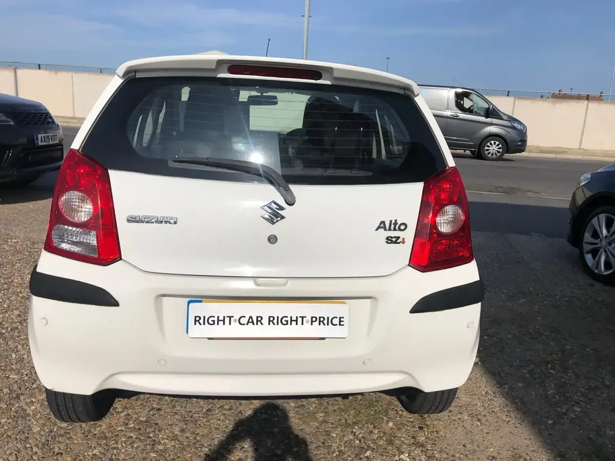 Used Suzuki Alto SZ4 68 HP (50 kW) 2011 White Hatchback