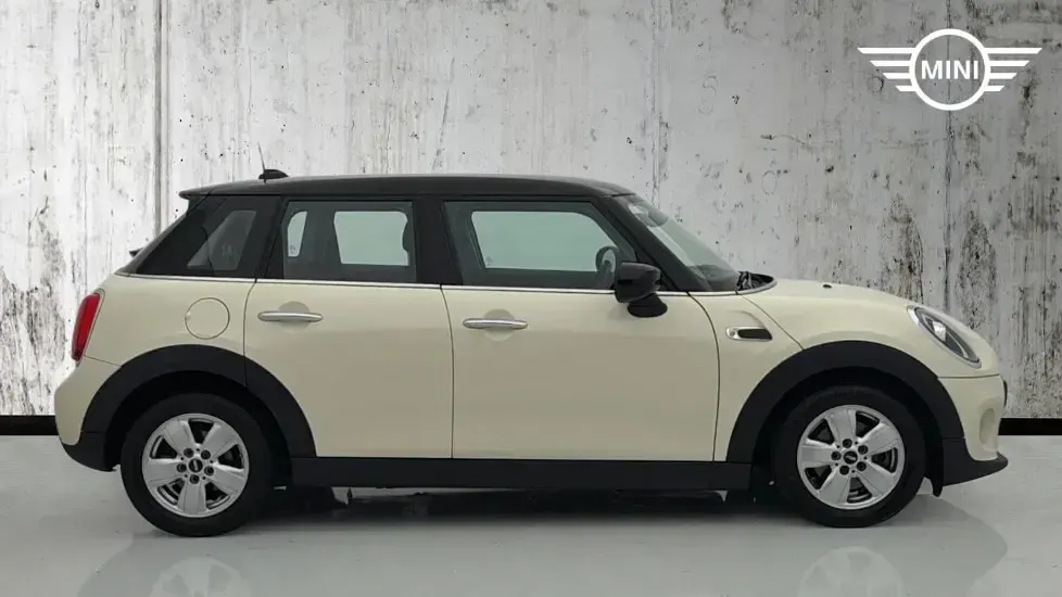 Used Mini Cooper Classic 134 HP (98 kW) 2020 White Hatchback