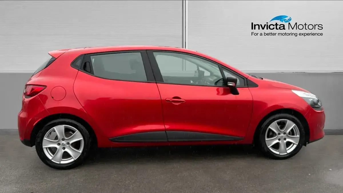 Used Renault Clio Play 75 HP (55 kW) 2015 Red Hatchback