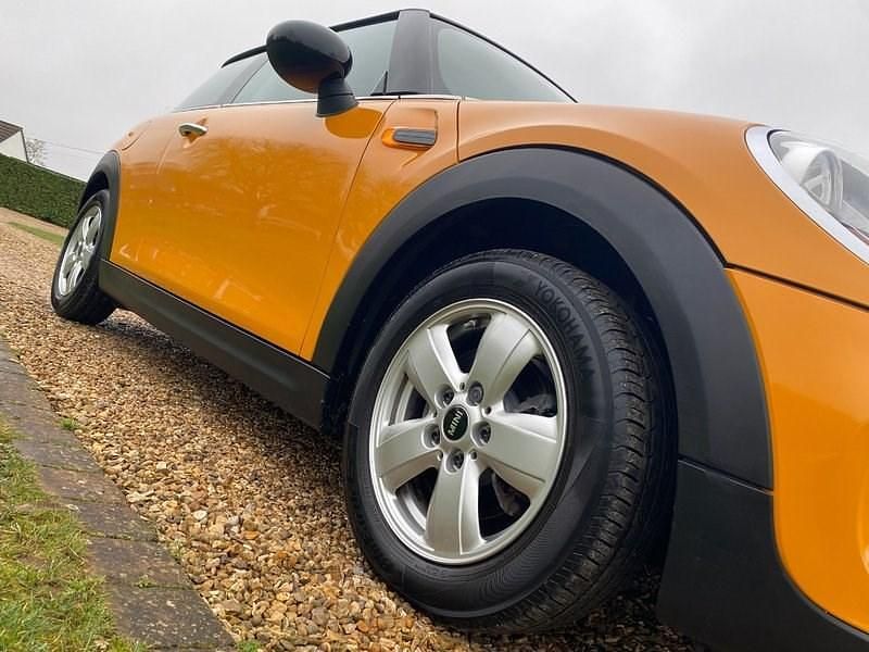 Used Mini Cooper Hatch 136 HP (100 kW) 2015 Volcanic orange Hatchback