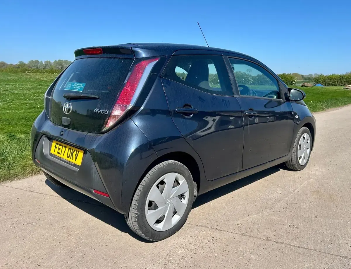 Second-hand Toyota Aygo X-play 69 CP (50 kW) 2017 Albastru Hatchback