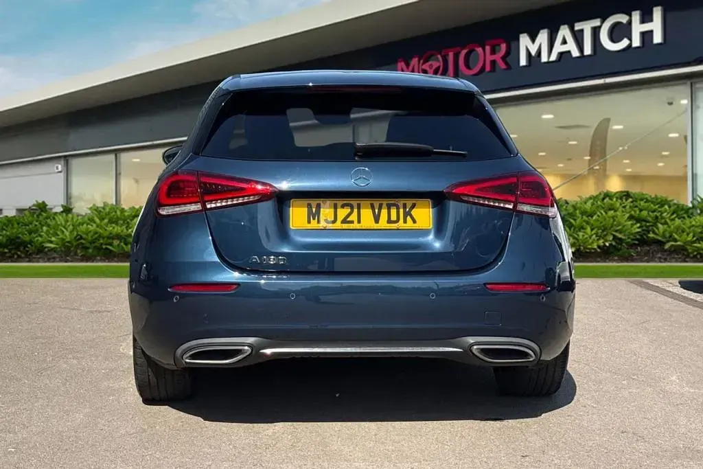 Begagnad Mercedes A180 Executive 2021 Blå Halvkombi