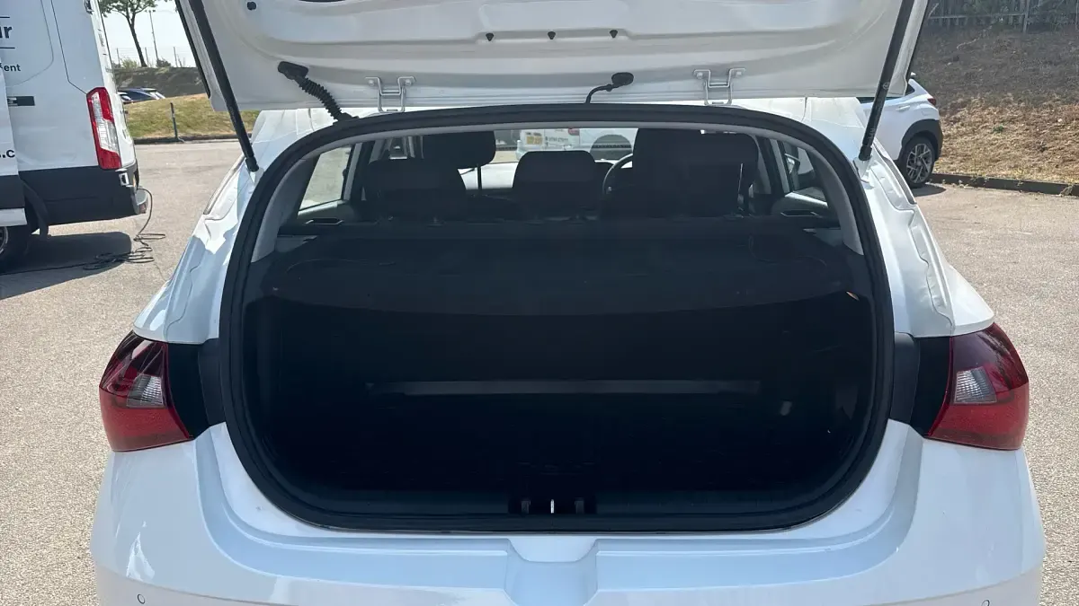 Used Hyundai i20 SE 101 HP (74 kW) 2022 White Hatchback