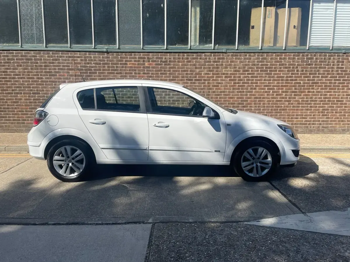 Used Vauxhall Astra 115 HP (84 kW) 2010 White Hatchback