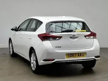 Used Toyota Auris 116 HP (85 kW) 2017 White Hatchback