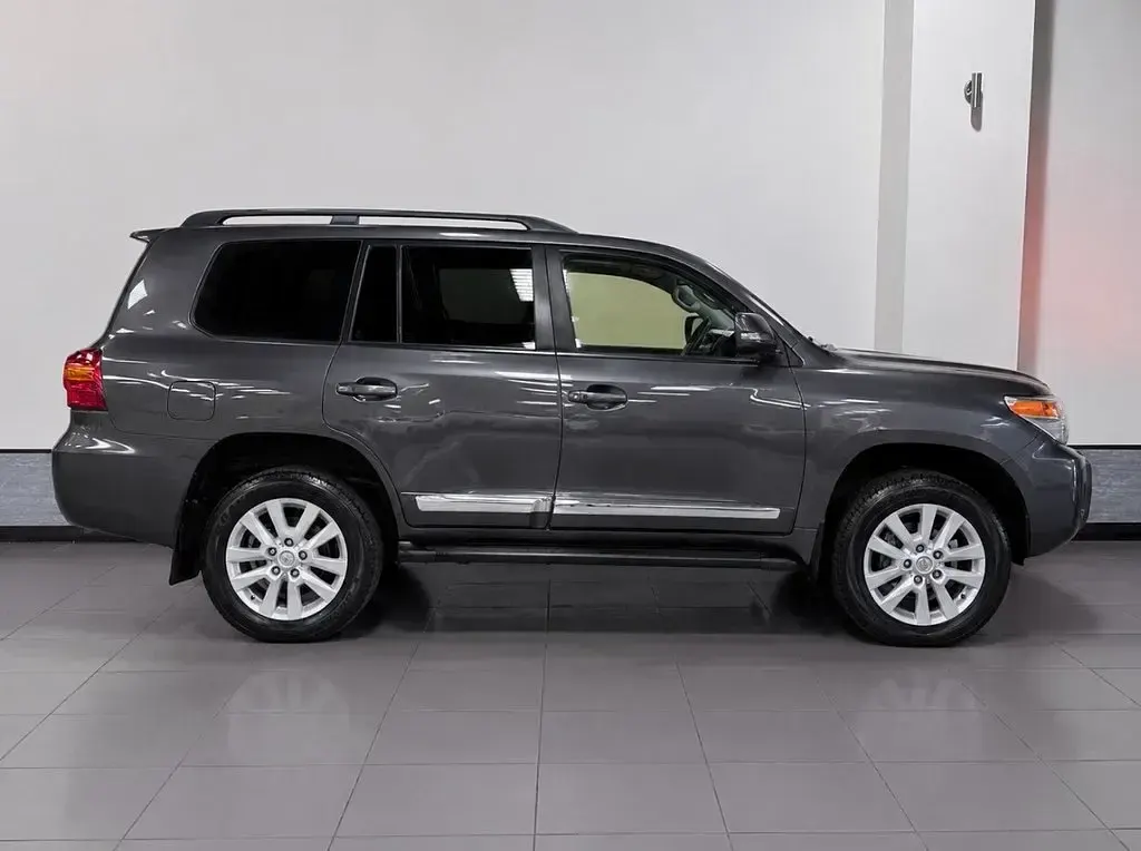 Used Toyota Land Cruiser 272 HP (200 kW) 2014 Grey SUV