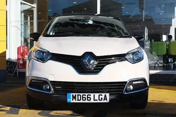 Used Renault Captur Dynamique 90 HP (66 kW) 2016 Cream SUV
