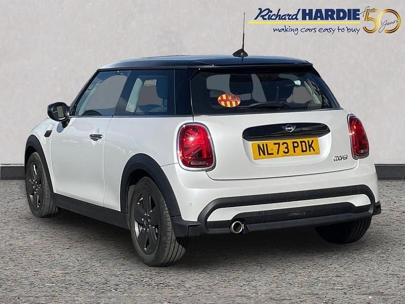 Begagnad Mini Cooper Classic 134 HK (98 kW) 2023 Vit Halvkombi