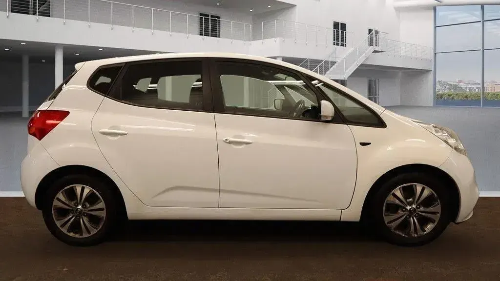 Used Kia Venga 123 HP (90 kW) 2016 White Hatchback