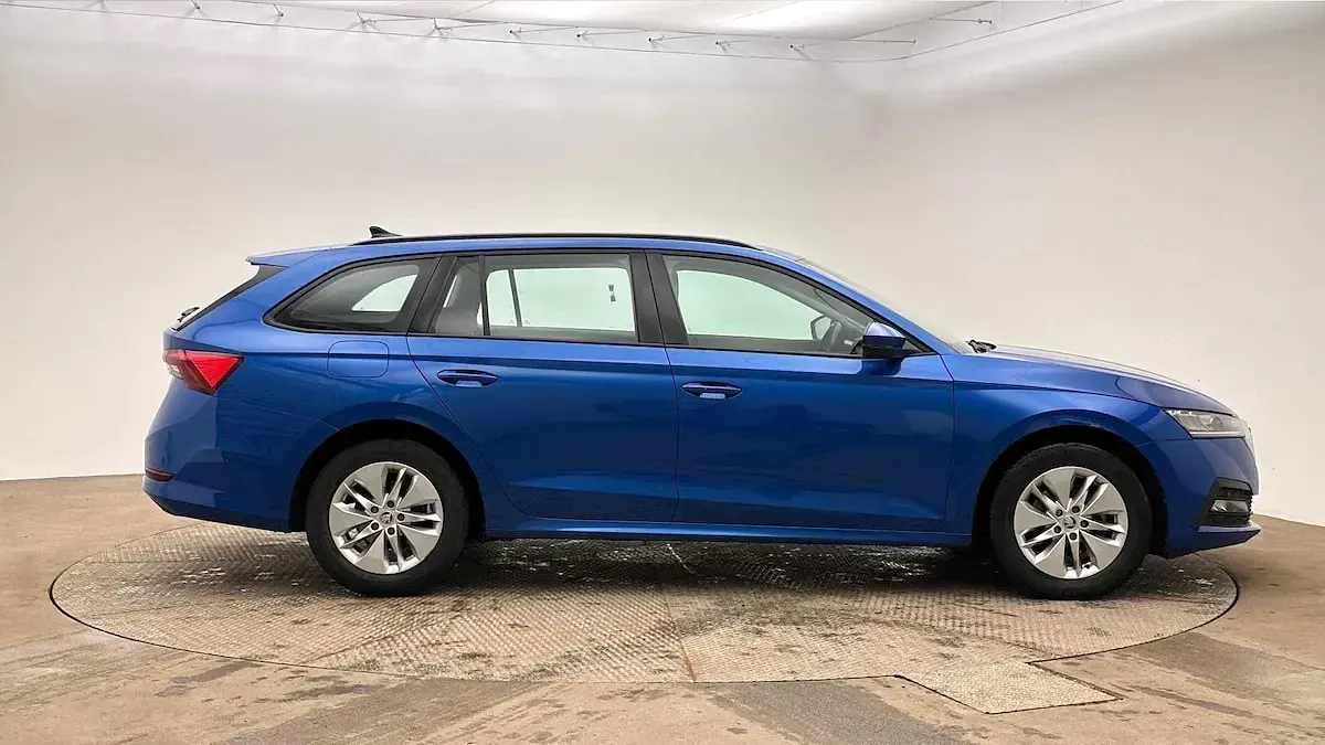 Used Skoda Octavia SE Technology 110 HP (80 kW) 2023 Race blue metallic Estate