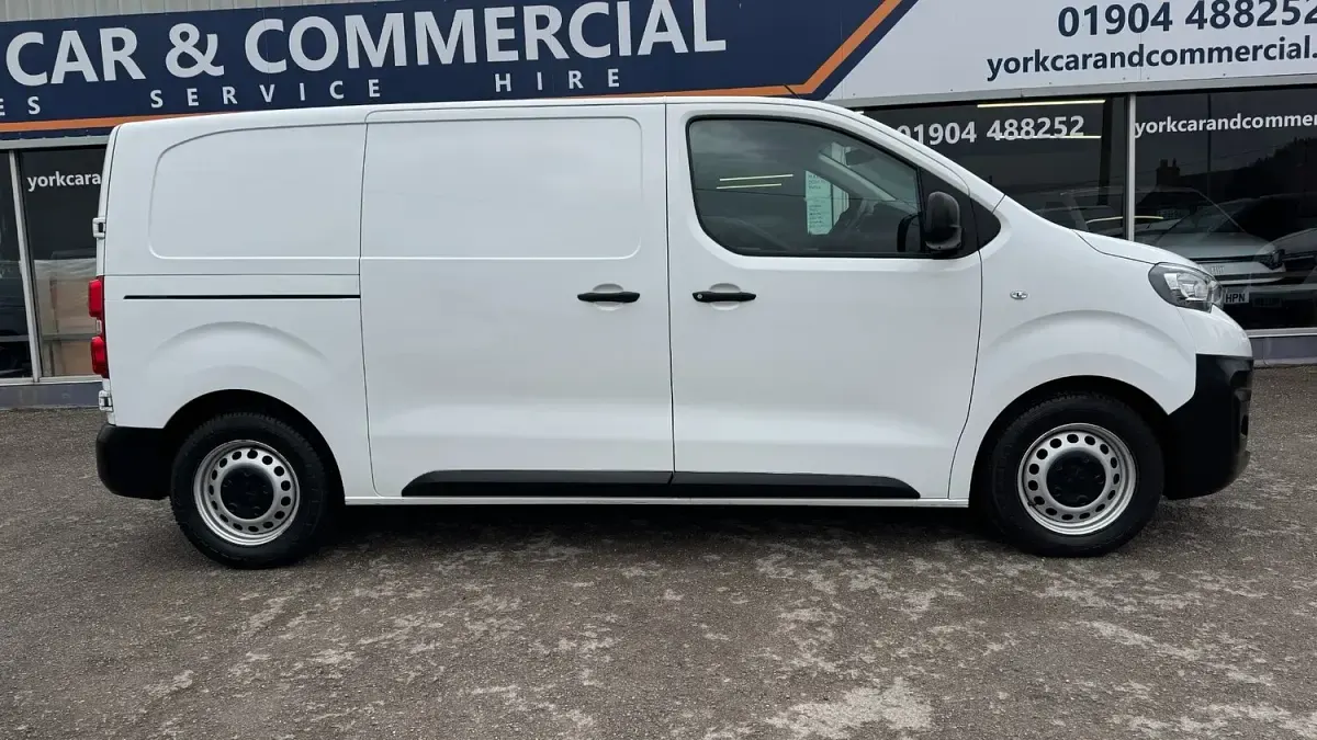 Used Peugeot e-Expert 100 kW (136 HP) 2021 White Van