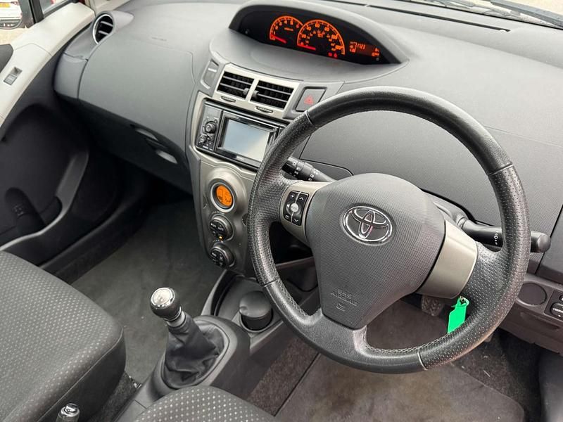 Used Toyota Yaris 90 HP (66 kW) 2011 Red Hatchback