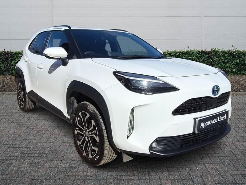 Used Toyota Yaris Hybrid Design 2023 White Hatchback