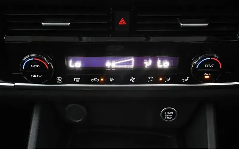 Used Nissan Qashqai Acenta Premium 140 HP (102 kW) 2023 Red SUV