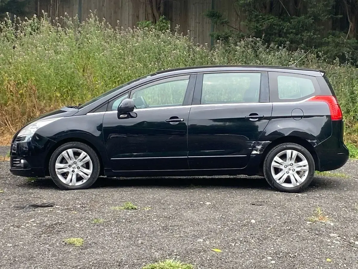 Used Peugeot 5008 Active 115 HP (84 kW) 2013 Black MPV