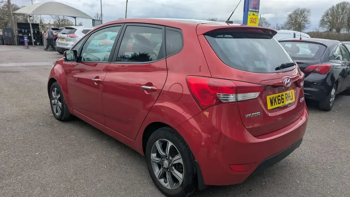 Usado Hyundai ix20 Premium 125 CV (91 kW) 2016 Rojo Utilitario