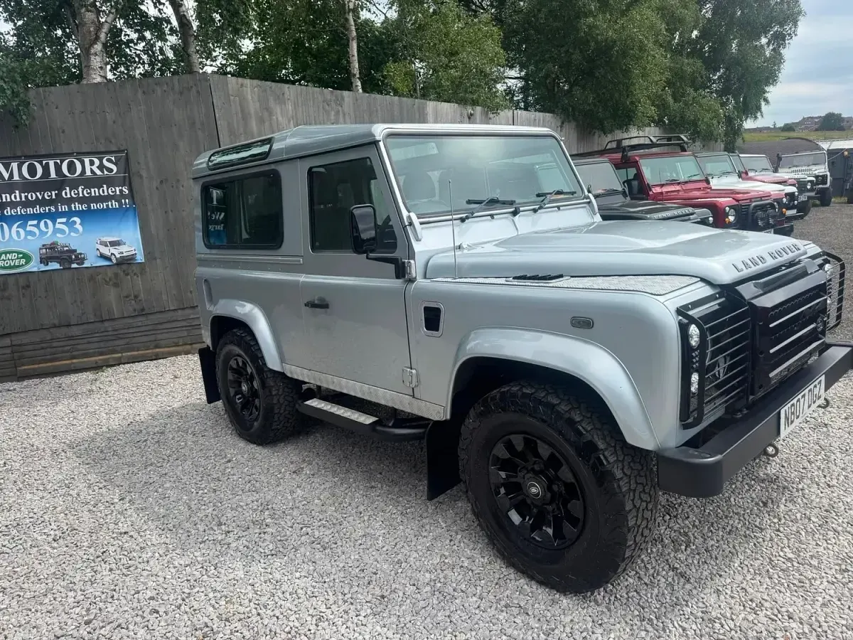 Used Land Rover Defender 122 HP (89 kW) 2007 Silver Estate