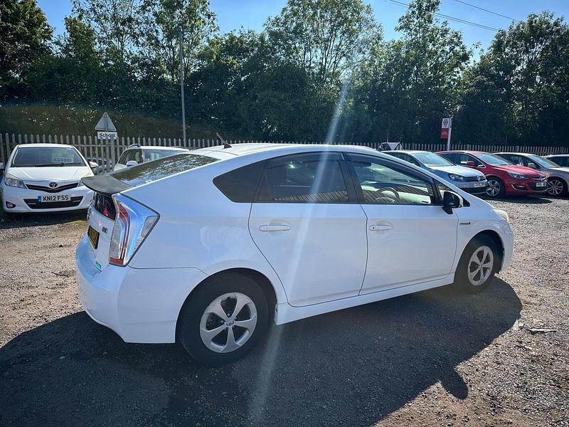 Used Toyota Prius 70 HP (51 kW) 2023 White Sedan