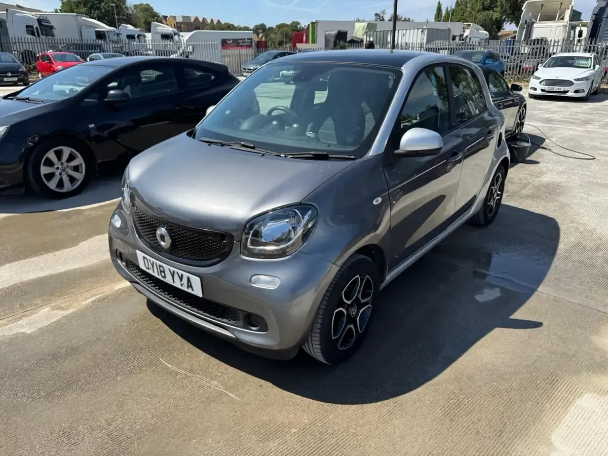 Used Smart ForFour Premium 90 HP (66 kW) 2018 Silver Hatchback