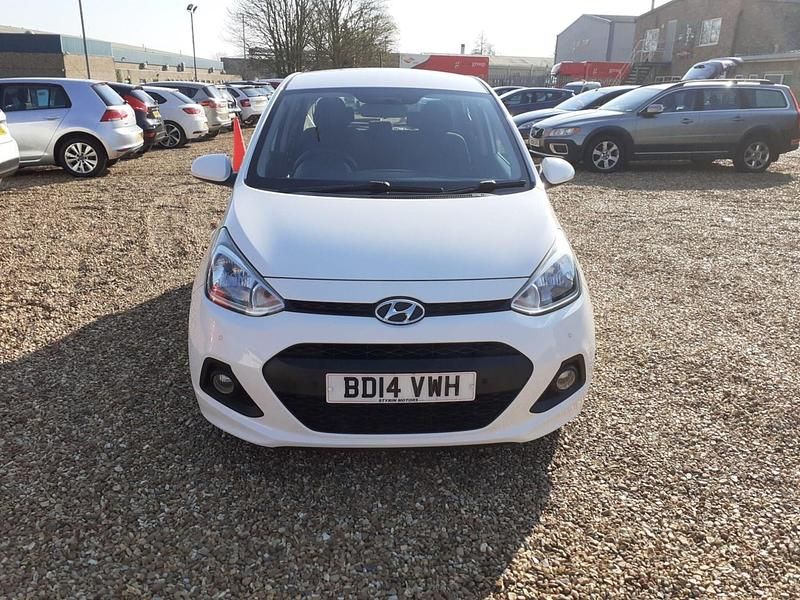 Used Hyundai i10 SE 67 HP (49 kW) 2014 White Hatchback