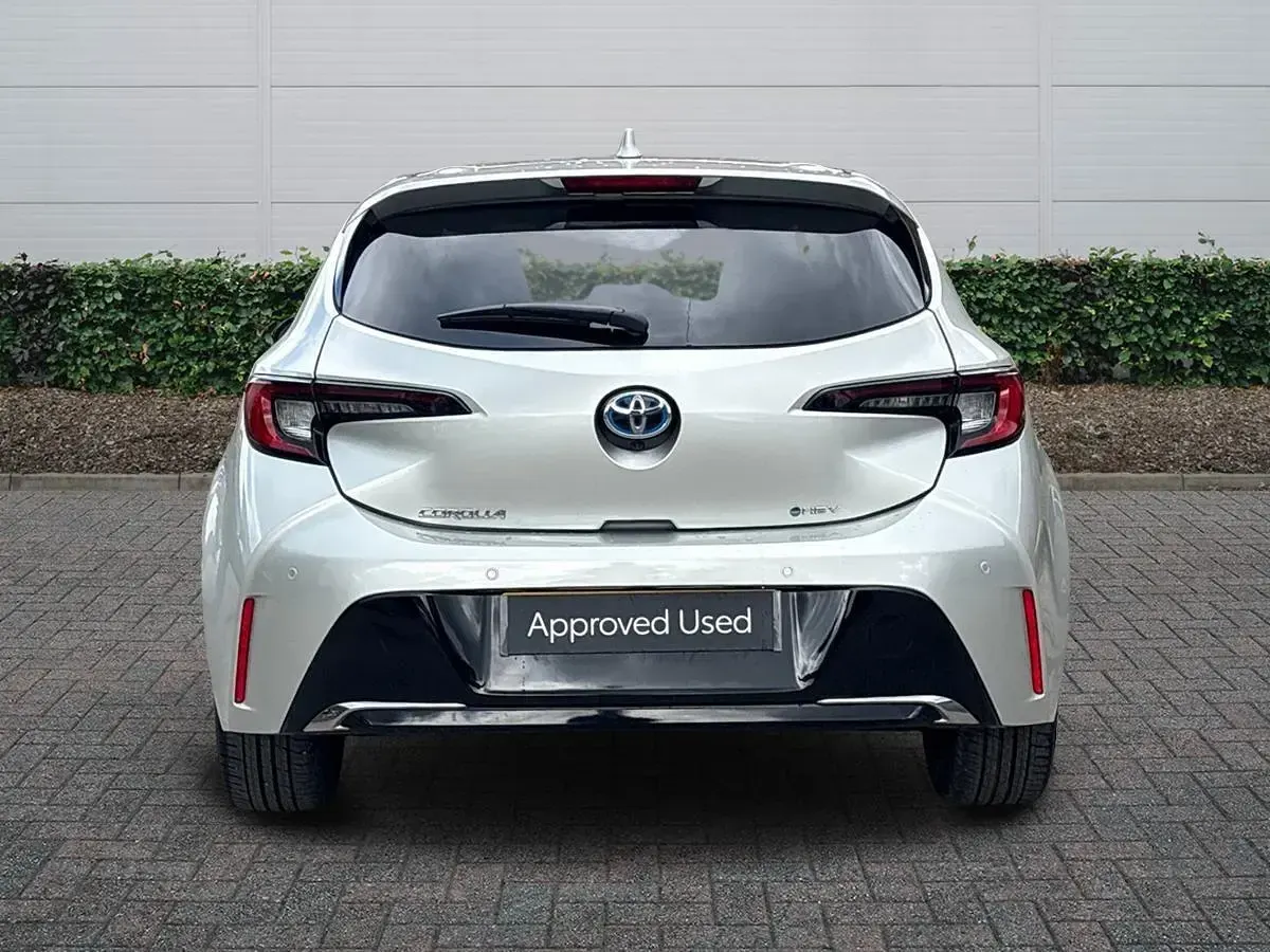 Used Toyota Corolla Design 140 HP (102 kW) 2025 Silver Hatchback