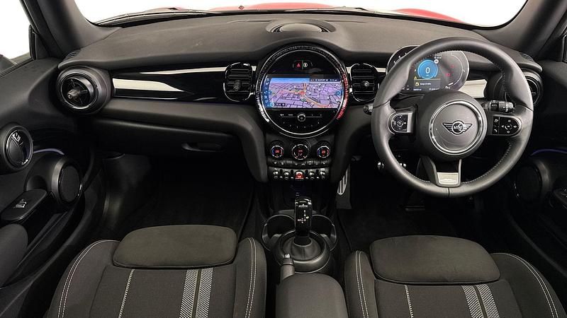 Begagnad Mini Cooper Hatch 134 HK (98 kW) 2023 Röd Halvkombi