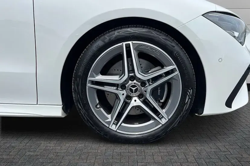 Used Mercedes CLA200 Executive 175 HP (128 kW) 2024 Polar white Estate
