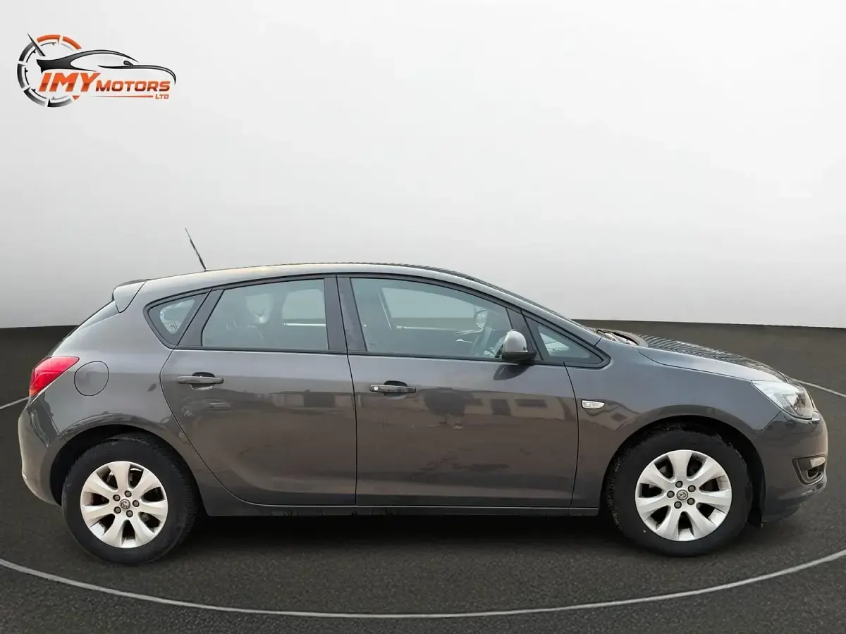 Used Vauxhall Astra Design Edition 100 HP (73 kW) 2015 Grey Hatchback