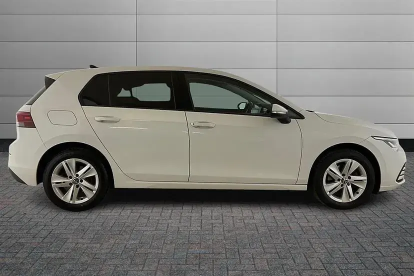 Used VW Golf VIII Life 150 HP (110 kW) 2022 Pure white Hatchback