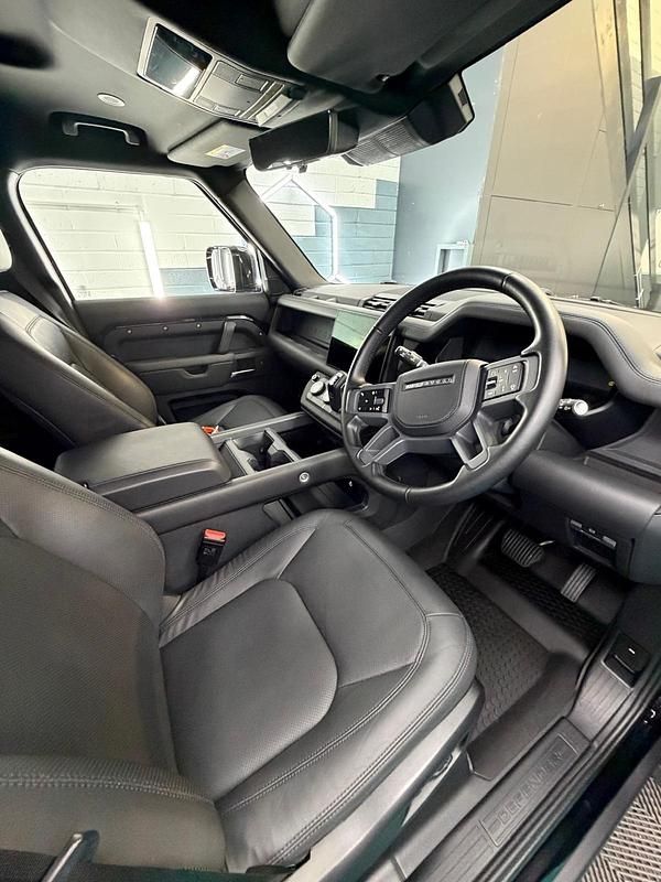 Used Land Rover Defender HSE Dynamic 350 HP (257 kW) 2025 Santorini black SUV