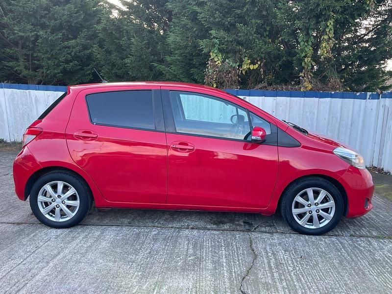 Used Toyota Yaris 101 HP (74 kW) 2013 Red Hatchback