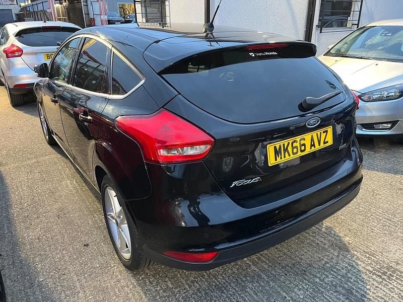 Used Ford Focus Zetec 125 HP (91 kW) 2016 Black Hatchback