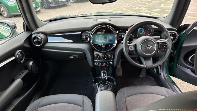 Begagnad Mini Cooper Classic 134 HK (98 kW) 2023 Grön Halvkombi