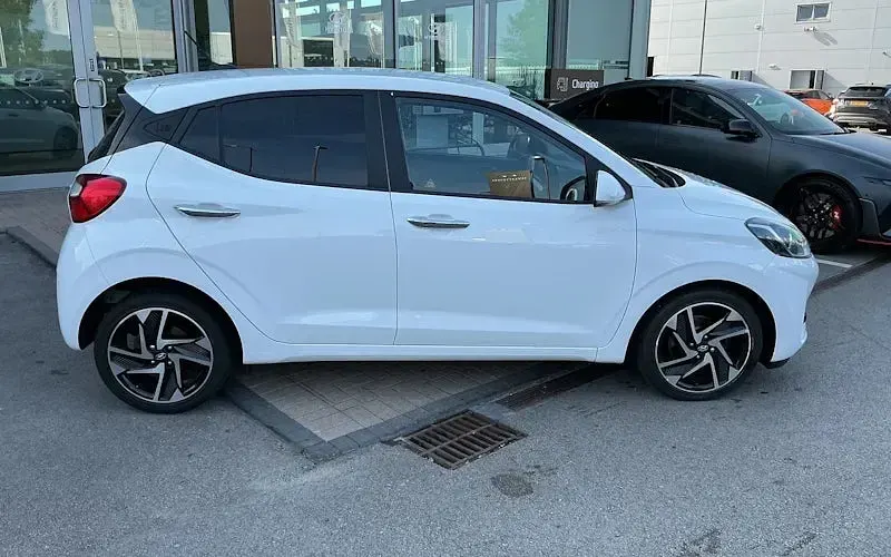 Used Hyundai i10 Premium 67 HP (49 kW) 2023 White Hatchback