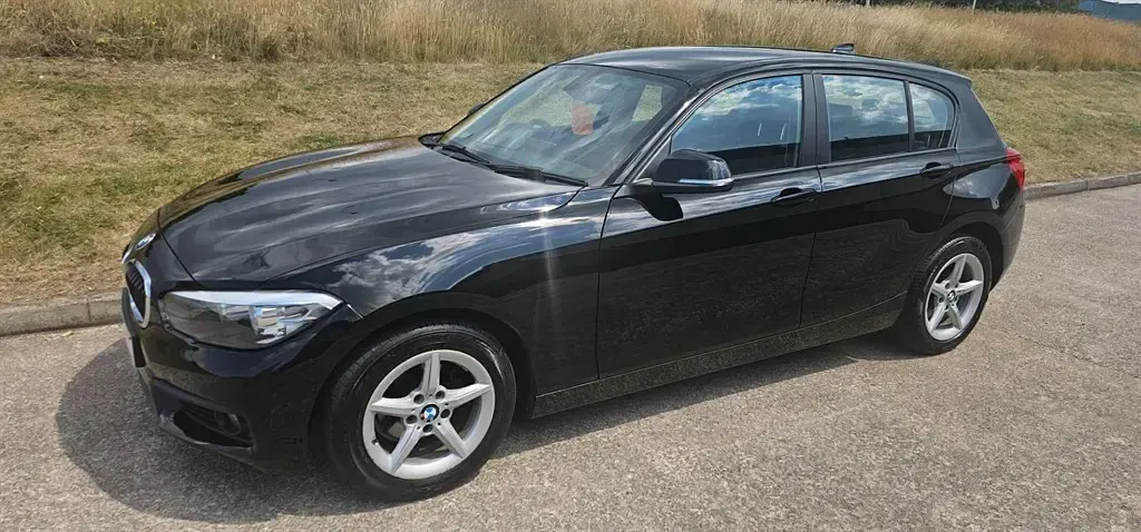 Used BMW 118 Comfort Edition 2017 Metallic black Hatchback