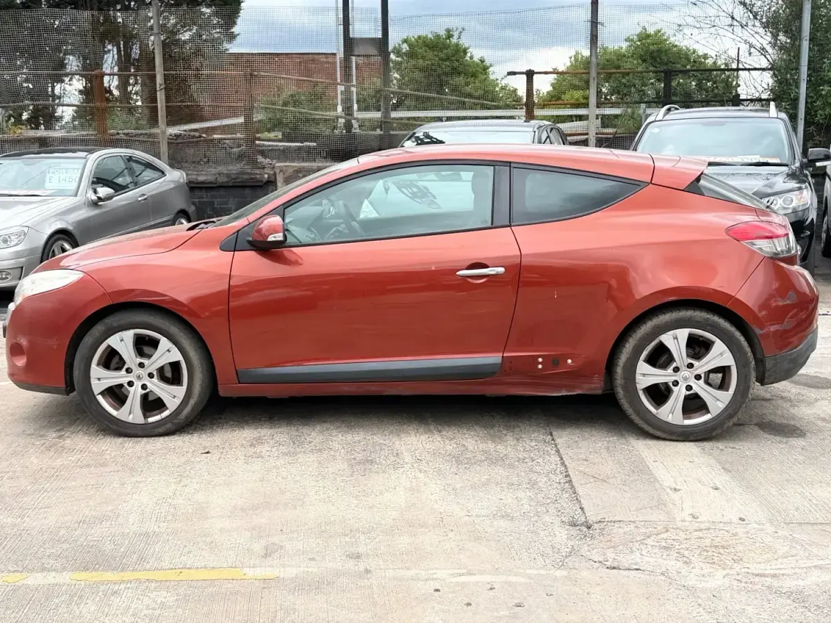 Używany Renault Mégane Coupé Dynamique 2010 Pomarańczowy Coupe