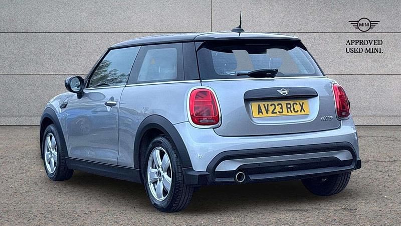 Usado Mini Cooper Classic 134 HP (98 kW) 2023 Prateado Citadino