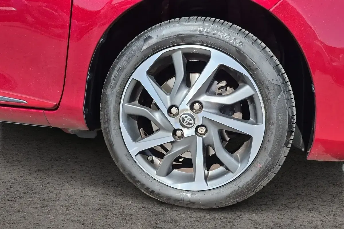 Used Toyota Yaris 100 HP (73 kW) 2020 Red Hatchback