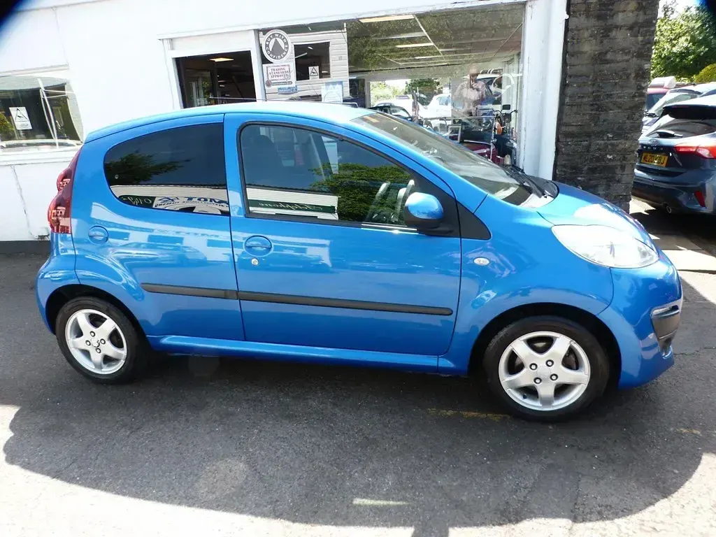 Used Peugeot 107 Allure 68 HP (50 kW) 2014 Blue Hatchback